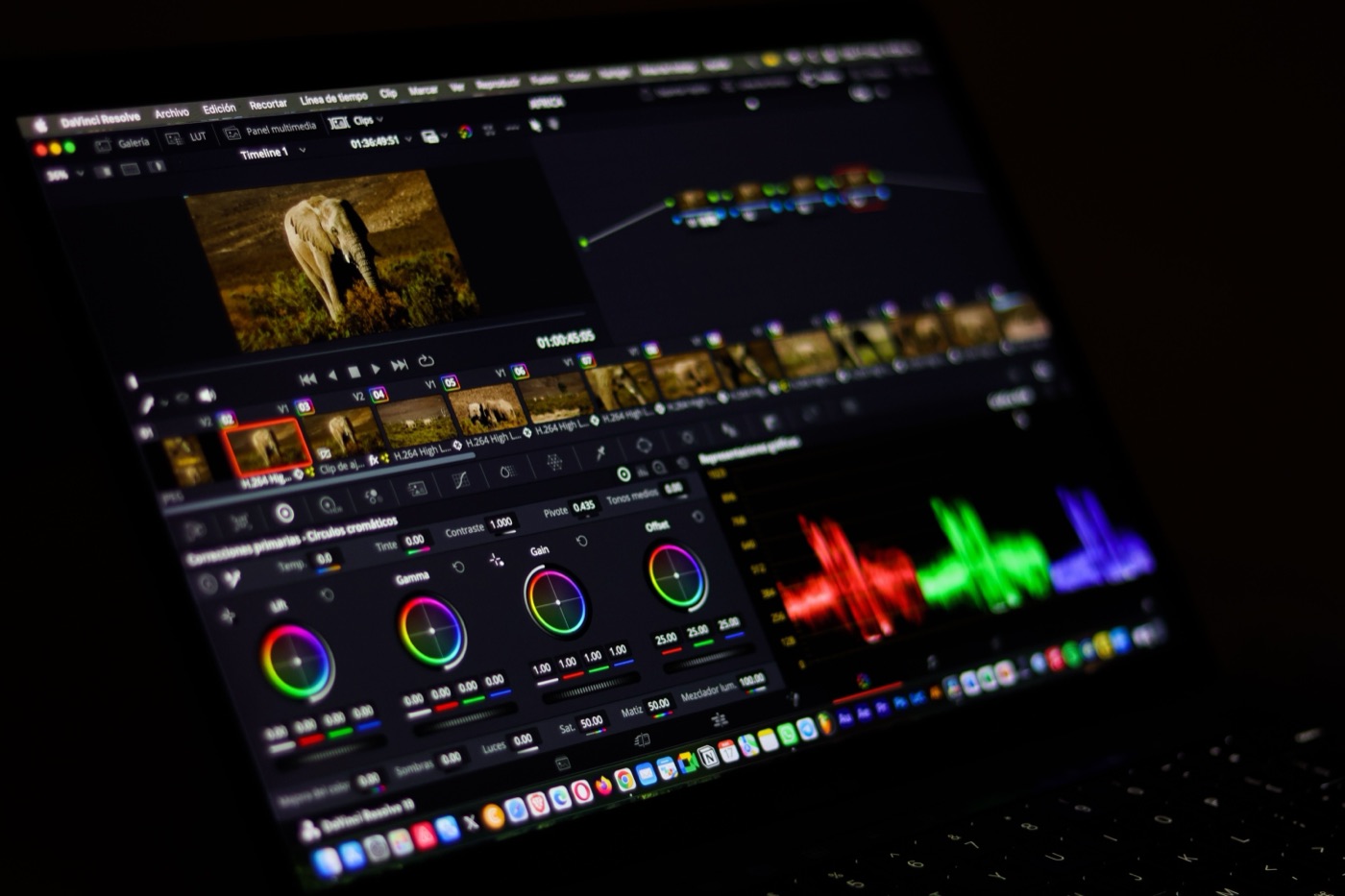 Étalonnage colorimétrique d’un plan drone en montage vidéo.